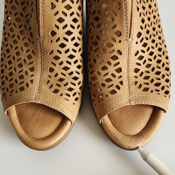 Earth Cascade Women's 9D Wide Camel Vintge Leather Wedge Sandals - Picture 8 of 11